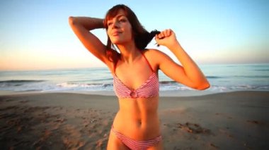 sunrise adlı bir bikini plaj güzel kız dansları