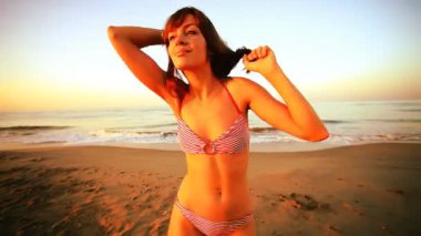sunrise adlı bir bikini plaj güzel kız dansları