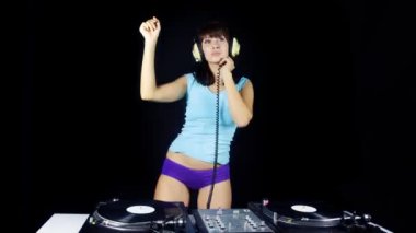 güzel genç kadın dj güverteleri bir kulüpte arkasında