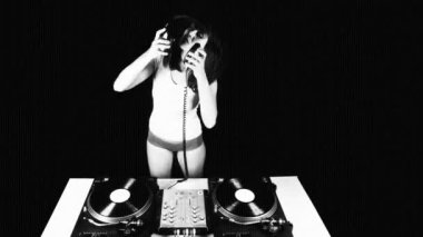 güzel genç kadın dj güverteleri bir kulüpte arkasında