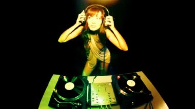 güzel genç kadın dj güverteleri bir kulüpte arkasında