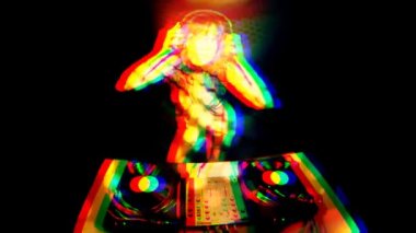 güzel genç kadın dj güverteleri bir kulüpte arkasında