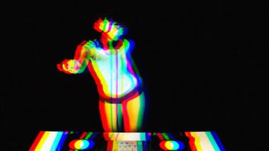 güzel genç kadın dj güverteleri bir kulüpte arkasında