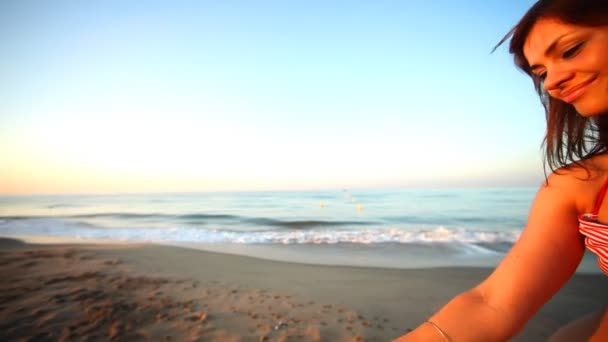 Hermosa chica baila en la playa en bikini al amanecer — Vídeos de Stock