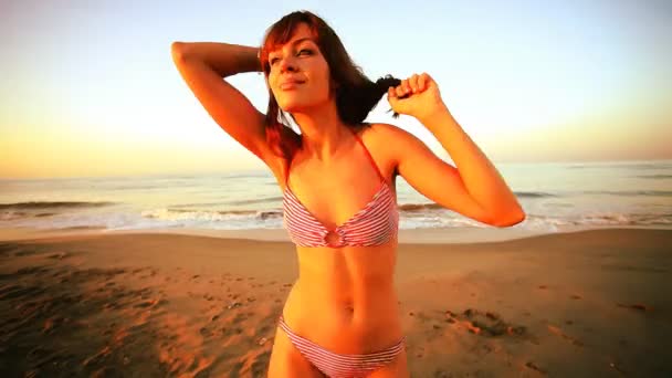 Hermosa chica baila en la playa en bikini al amanecer — Vídeo de stock