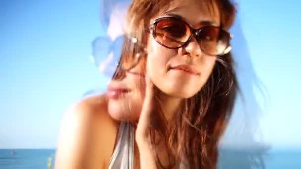 日出时的比基尼在海滩上美丽的女孩共舞 — 图库视频影像