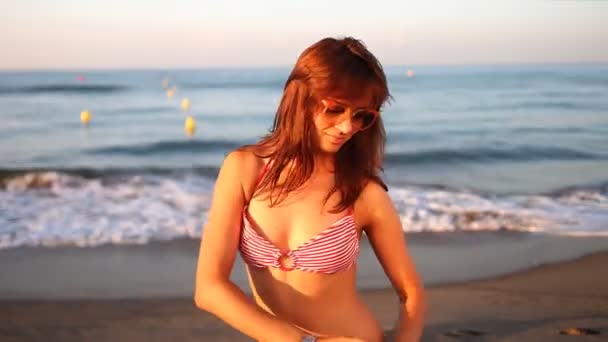日出时的比基尼在海滩上美丽的女孩共舞 — 图库视频影像