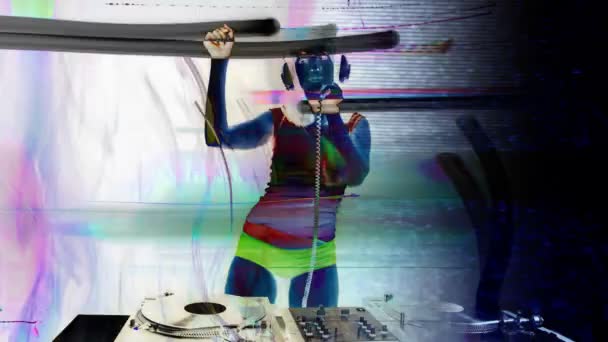 Belle jeune fille dj, derrière les ponts dans un club 