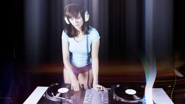 Linda jovem dj feminino, atrás dos conveses em um clube — Vídeo de Stock