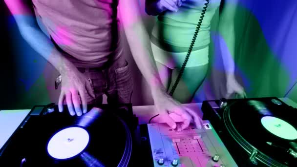 škrábance DJ záznamů s mladou ženu vedle sebe