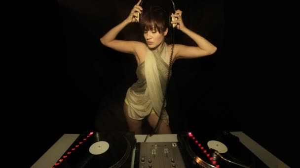 Belle jeune fille dj, derrière les ponts dans un club — Video