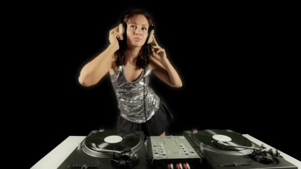 Linda jovem dj feminino, atrás dos conveses em um clube — Vídeo de Stock