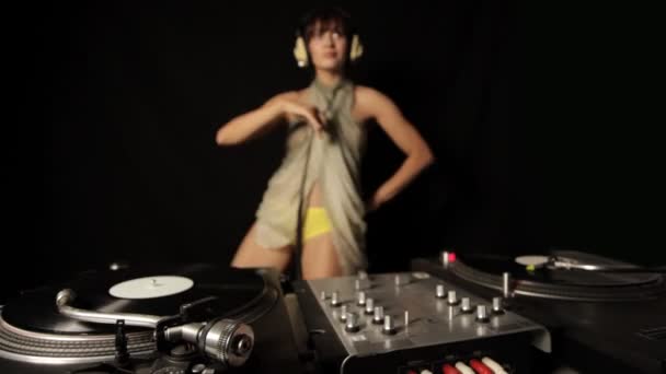 Bella giovane dj femminile, dietro i ponti in un club — Video Stock