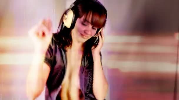 Belle jeune femme danse et se déplace au groove 