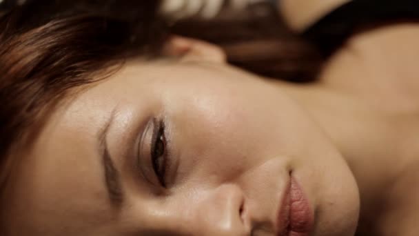 Detail tváře krásné mladé ženy — Stock video