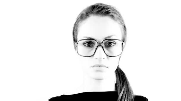 stopmotion ženy nosí různé retro brýle