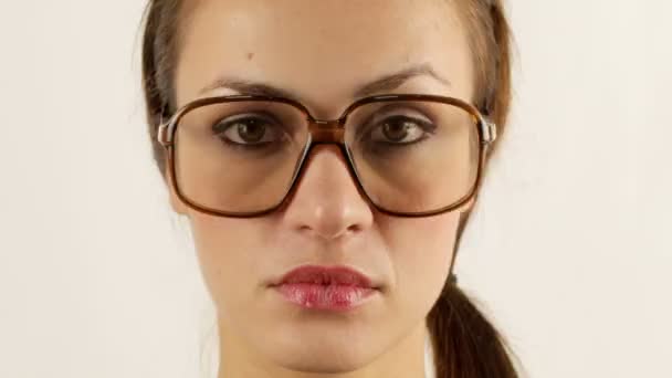 Detención de una mujer que lleva gafas retro diferentes — Vídeo de stock