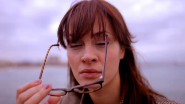 Mujer bastante inteligente junto al mar — Vídeos de Stock