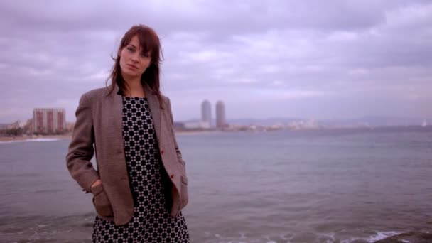 Mujer bastante inteligente junto al mar — Vídeo de stock