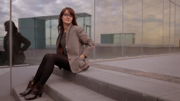 Pretty woman in an urban setting — Stock Video