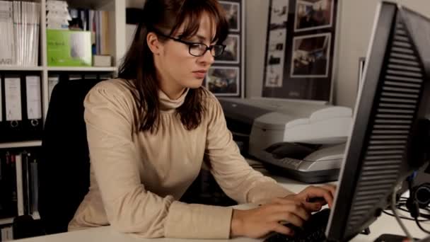 Une jolie secrétaire ou femme d'affaires au travail dans un bureau — Video