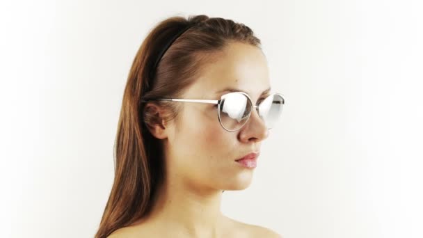 Stopmotion της μια όμορφη γυναίκα, φορώντας διαφορετικά ρετρό γυαλιά ηλίου — Αρχείο Βίντεο