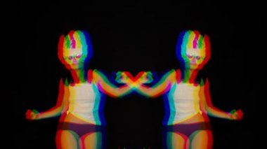 güzel bir genç kadın danslar ve oluk gider