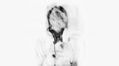 Müzik hızlı hareketli kadın süzülmüş ve soyutlanmış geniş açı çekim