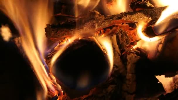 Un buen fuego de leña ardiendo en una chimenea — Vídeos de Stock