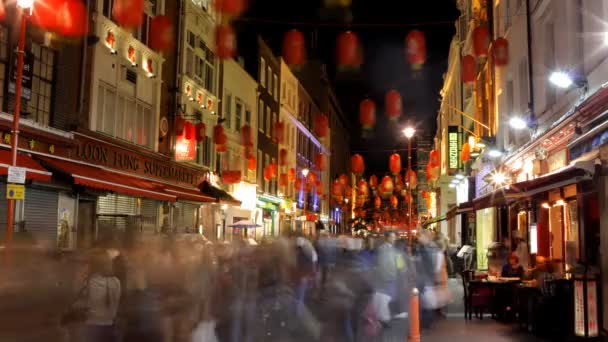 Haasten over in Londen's soho, chinatown bij nacht — Stockvideo