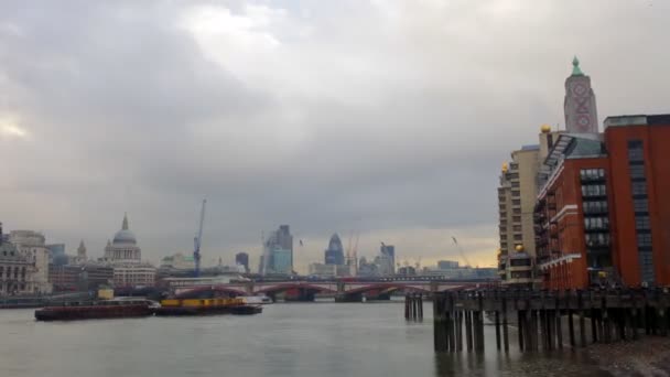 Pan across the river thames from the south bank — Stock Video