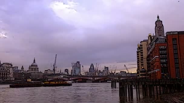 Drehpanoramablick auf die Skyline Londons, einschließlich des Schweizer Neubaus — Stockvideo