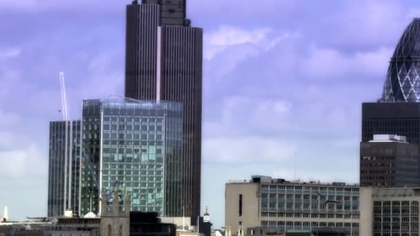 Blick auf die Skyline Londons, einschließlich des Schweizer Neubaus — Stockvideo