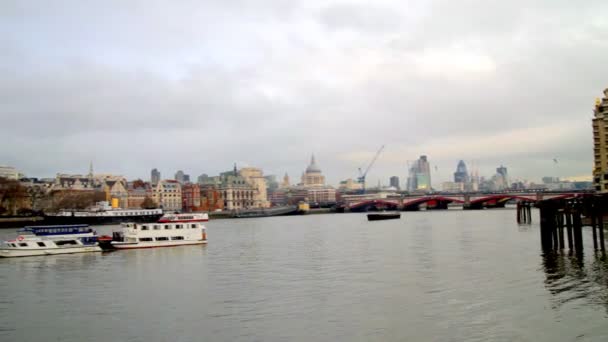 Tourner panormaic vue sur Londres skyline, y compris le bâtiment suisse re — Video