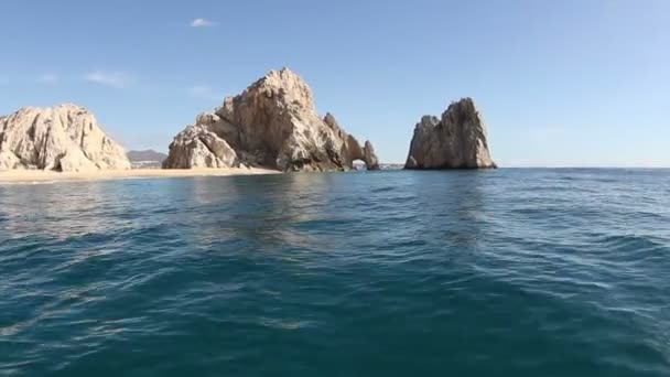 Los arcos kaya oluşumu bir tekne çekim — Stok video
