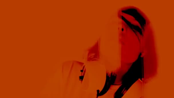 음악을 빨리 이동 하는 여자의 필터링 하 고 추상화 된 와이드 앵글 샷 — 비디오