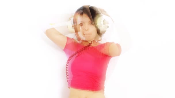 Belle femme danse seule 