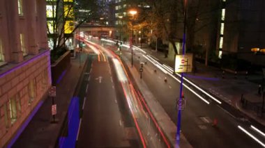 hızlandırılmış trafik ve sokak sahne gece Londra'da vurdu.
