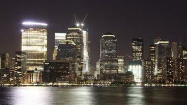 gece new Jersey'deki Nehri alt manhattan siluetinin manzarasına