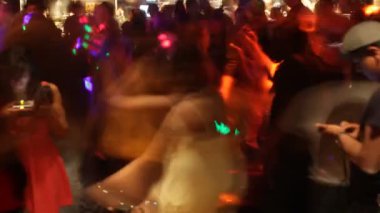 kalabalık bir gece kulübünde soyut shot