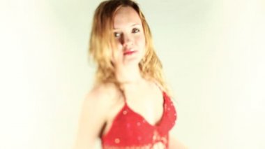 güzel genç sarışın bir kadın dansları oryantal tarzda kırmızı top