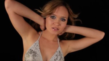 parlak elbise genç güzel sarışın kadın danslar