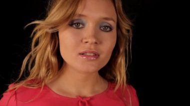 güzel genç sarışın bir kadın danslar sıkı top