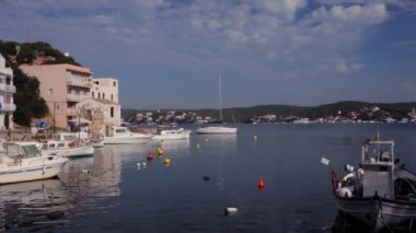 Tekneler ve yatlar güzel mavi kristal denizin içinde