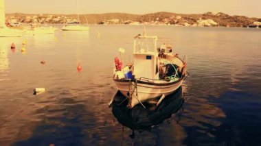 Tekneler ve yatlar güzel mavi kristal denizin içinde
