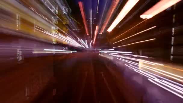 Tráfico de lapso de tiempo y escena de la calle rodada por la noche en Londres — Vídeo de stock