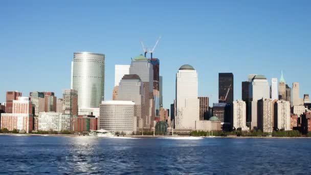 Вид на нижний Манхэттен с другой стороны реки в Нью-Джерси — стоковое видео