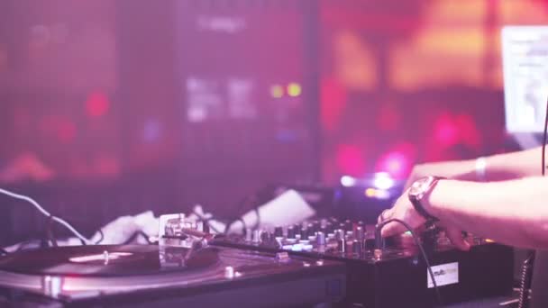 DJ bir açık elektronik müzik olay, Barselona, İspanya — Stok video