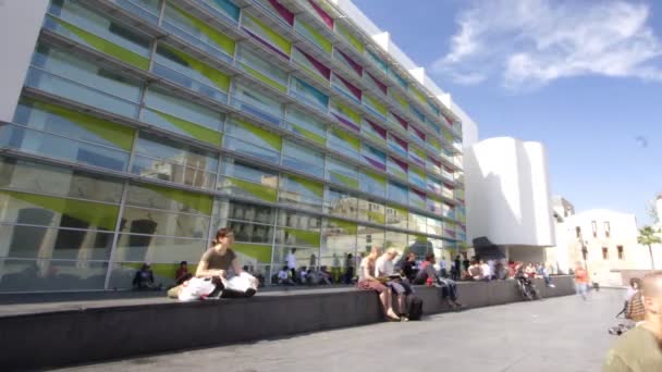 Fuera del museo de macba en barcelona — Vídeos de Stock