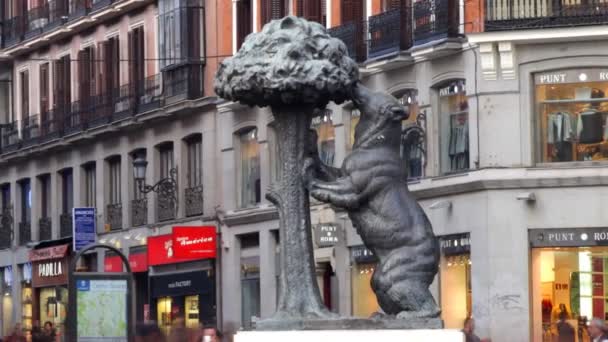 De beroemde Beer en de aardbeiboom standbeeld in madrid — Stockvideo